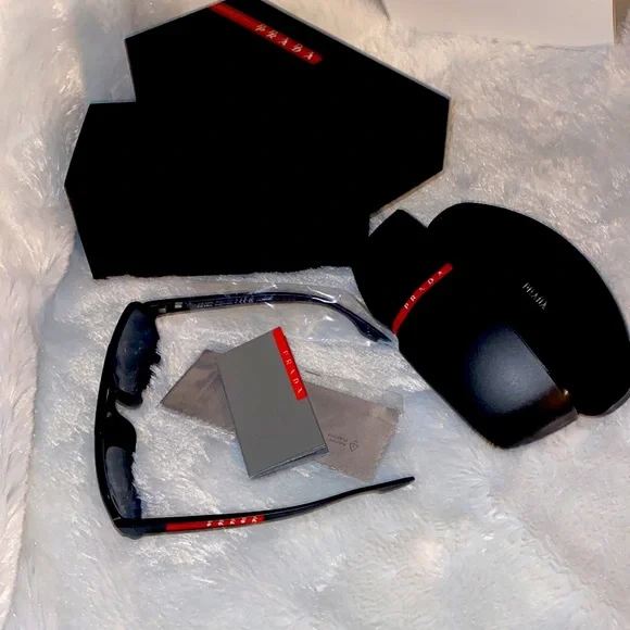 Prada SunglassesauthenticUnisexblackNever worn!!!